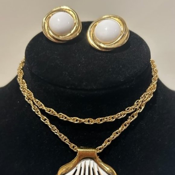 🏖️Crown TRIFARI Gold White Enamel Shell Pendant Necklace with Earrings - Picture 4 of 8